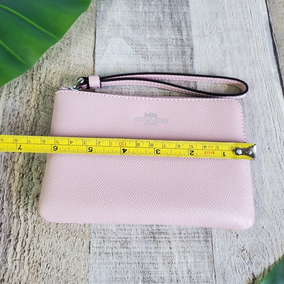 COACH | Crossgrain Leather Corner Zip Wristlet in Carnation - Picture 7 of 8